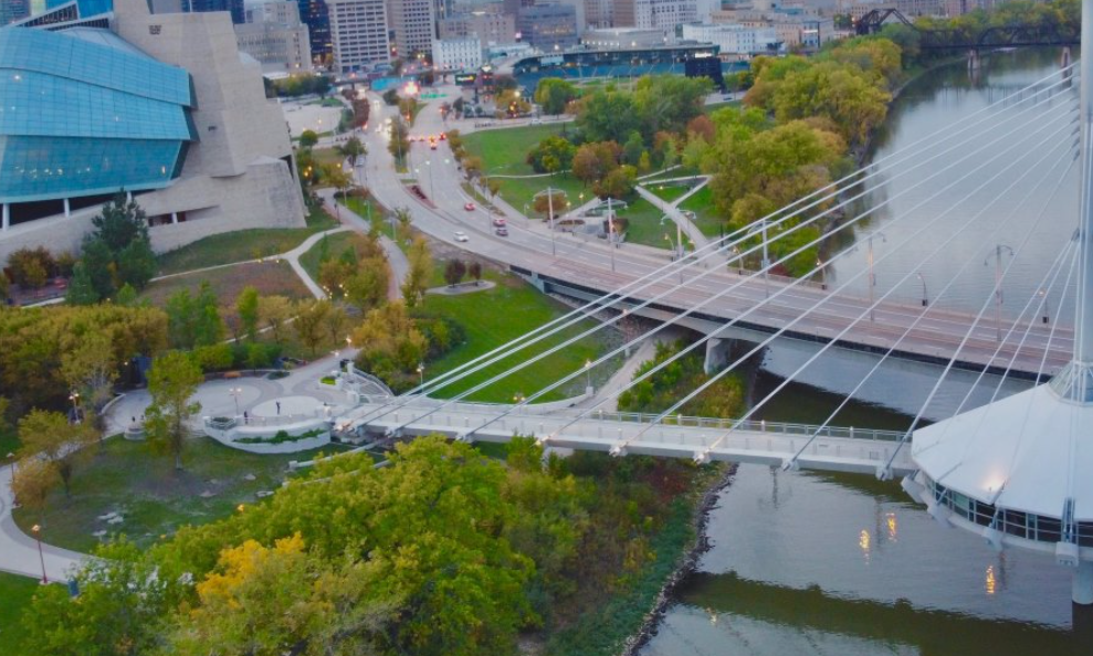 Winnipeg downtown skyline and Canadian Museum for Human Rights, connected to legal battle over Indigenous man’s banishment from Lake Manitoba First Nation